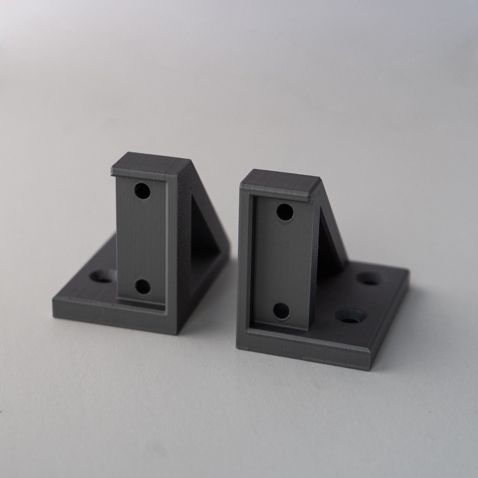 3D-gedruckte Wandhalterung für UniFi Netzwerkgeräte in Space Grey mit Würth ASSY Schrauben und Shark Dübeln.